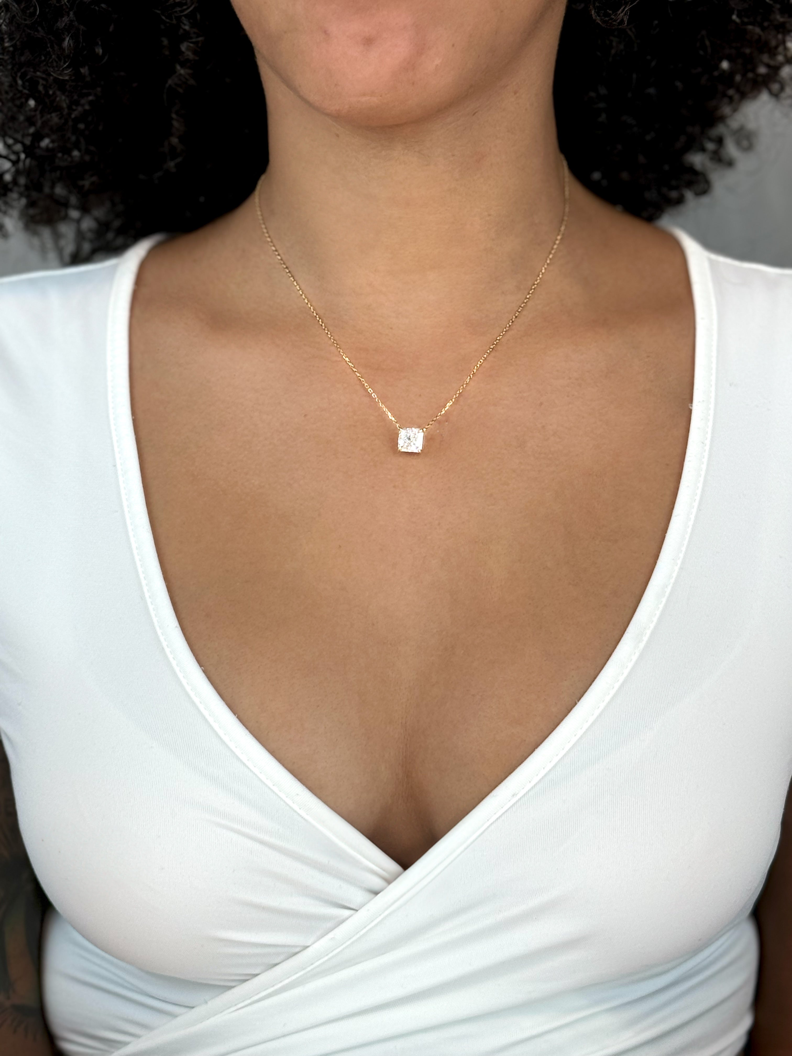 Collar de plata de ley con diamantes de talla cuadrada