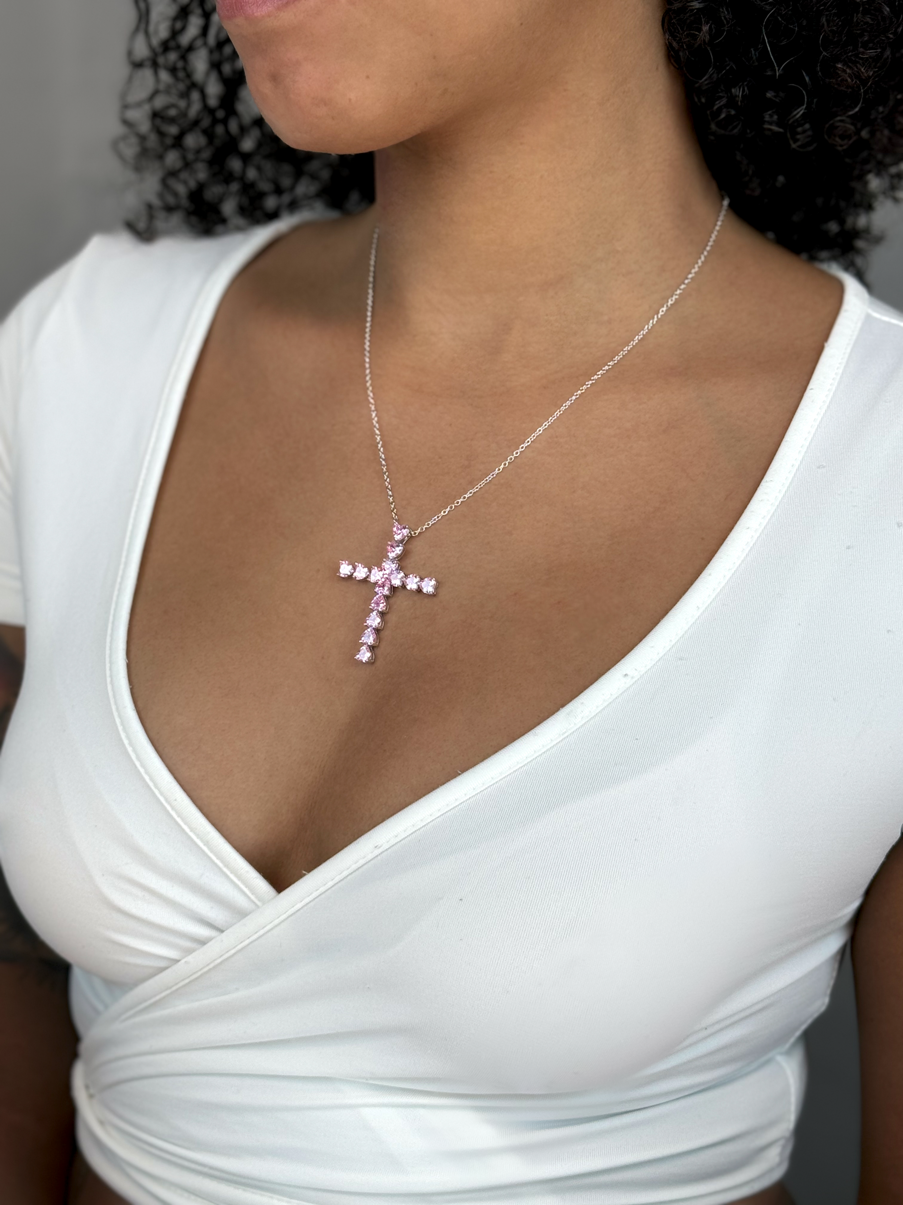 Collar de plata de ley con cruz de amor radiante
