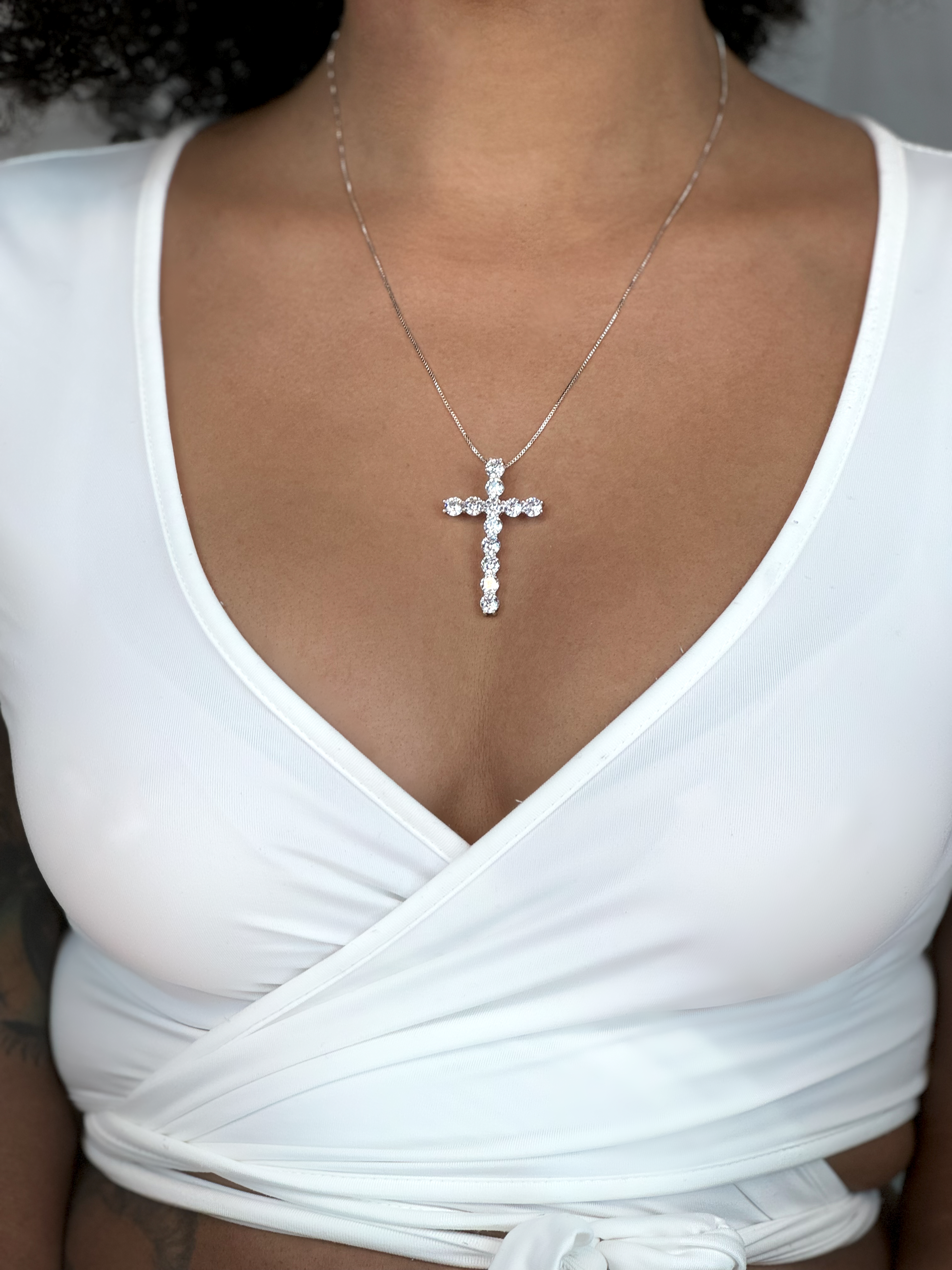 Collar de plata de ley con cruz de amor radiante
