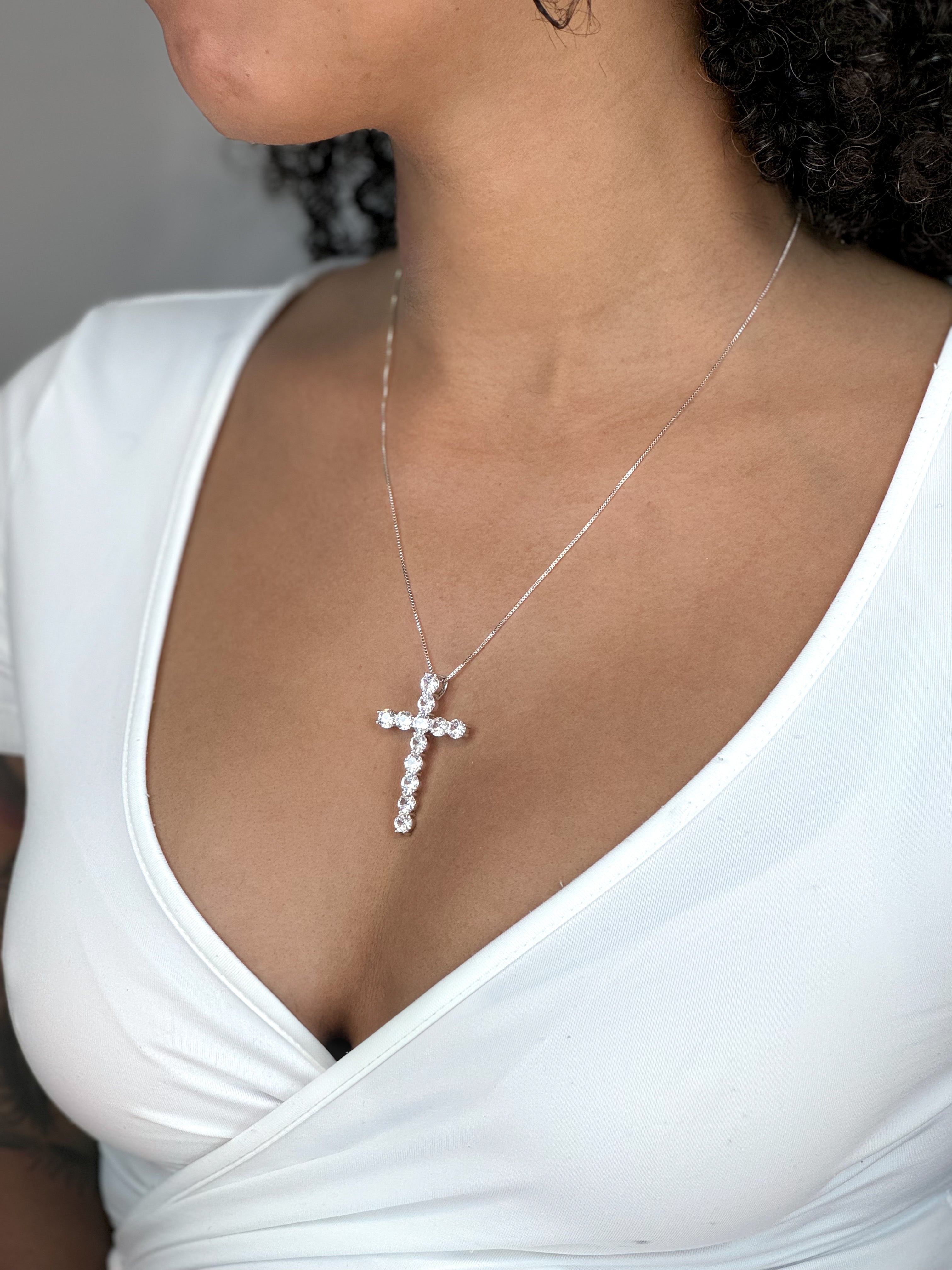 Collar de plata de ley con cruz de amor radiante