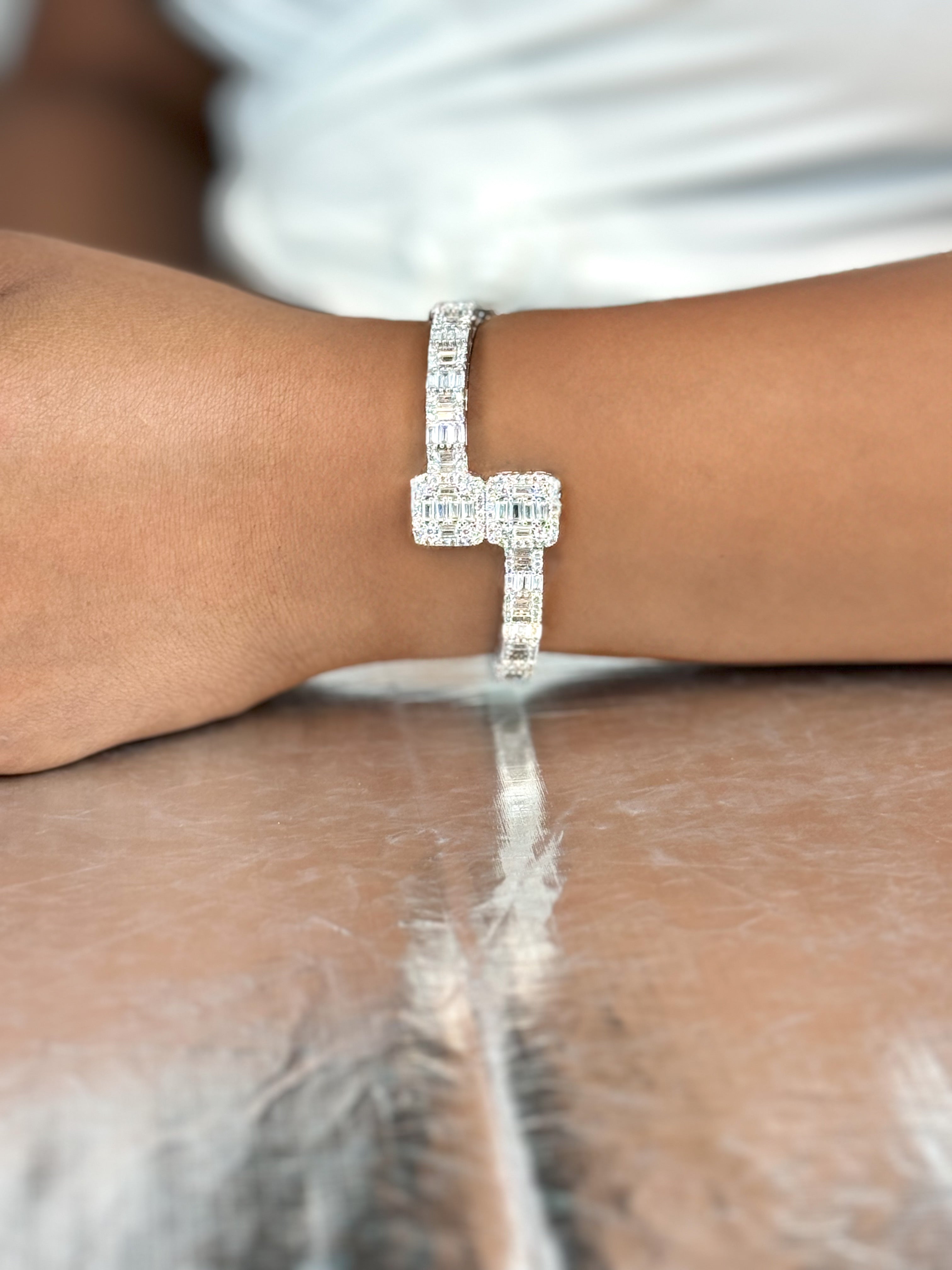 Pulsera tipo puño con forma baguette