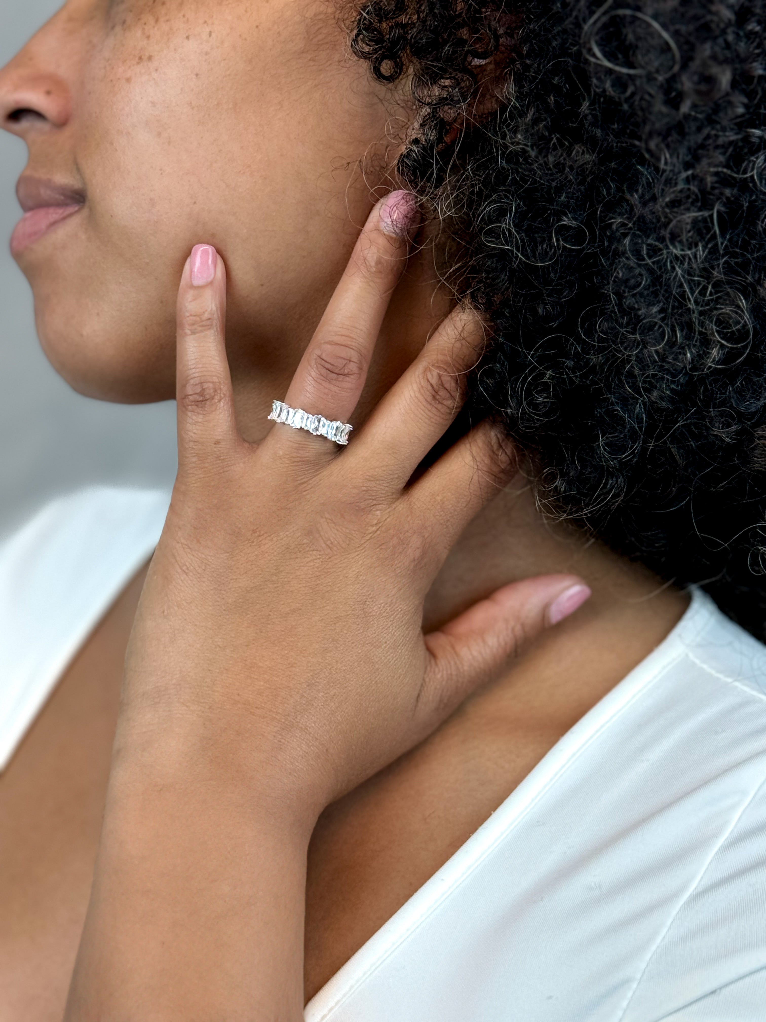 Anillo de plata de ley con talla esmeralda