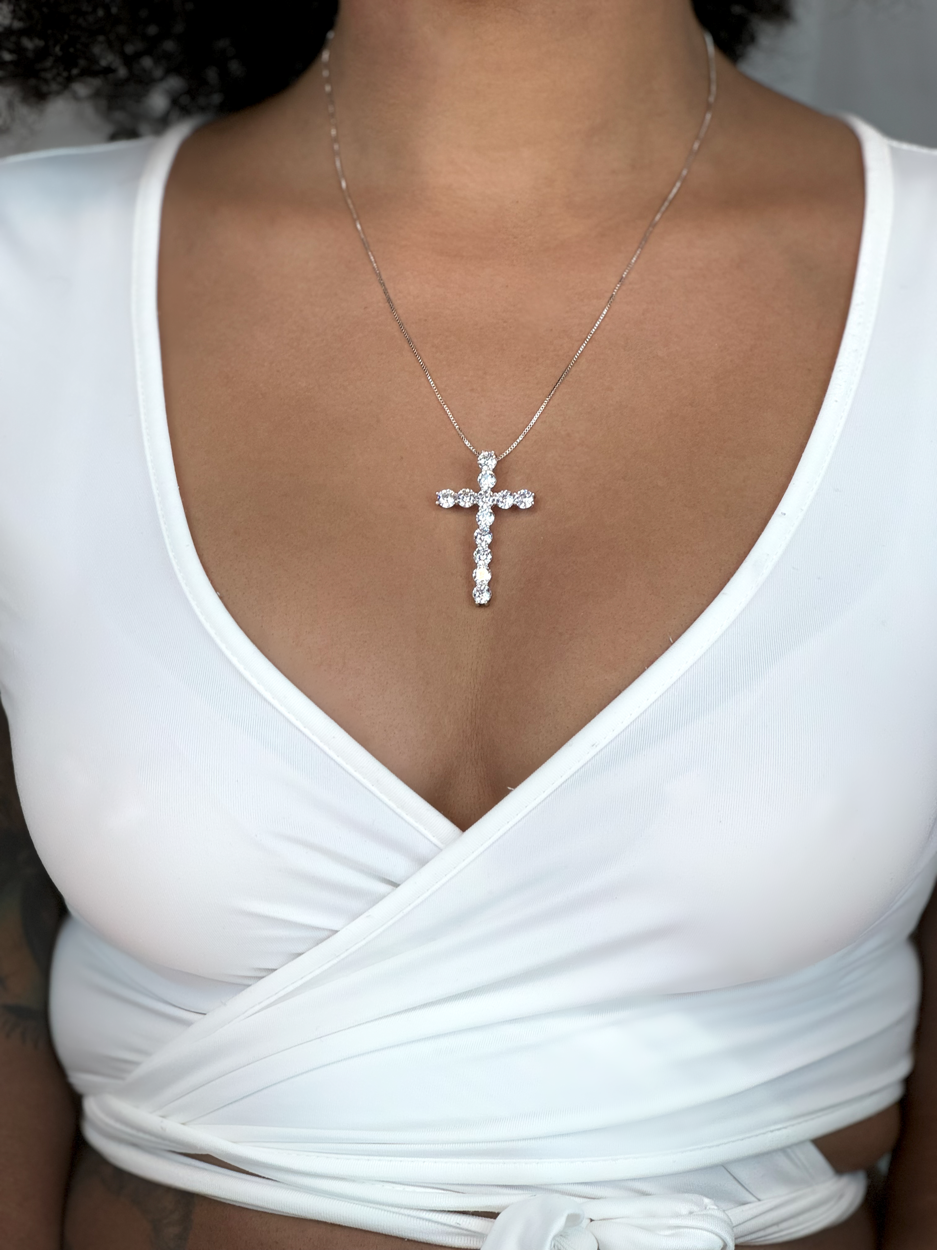 Collier en argent sterling avec croix d'amour rayonnante