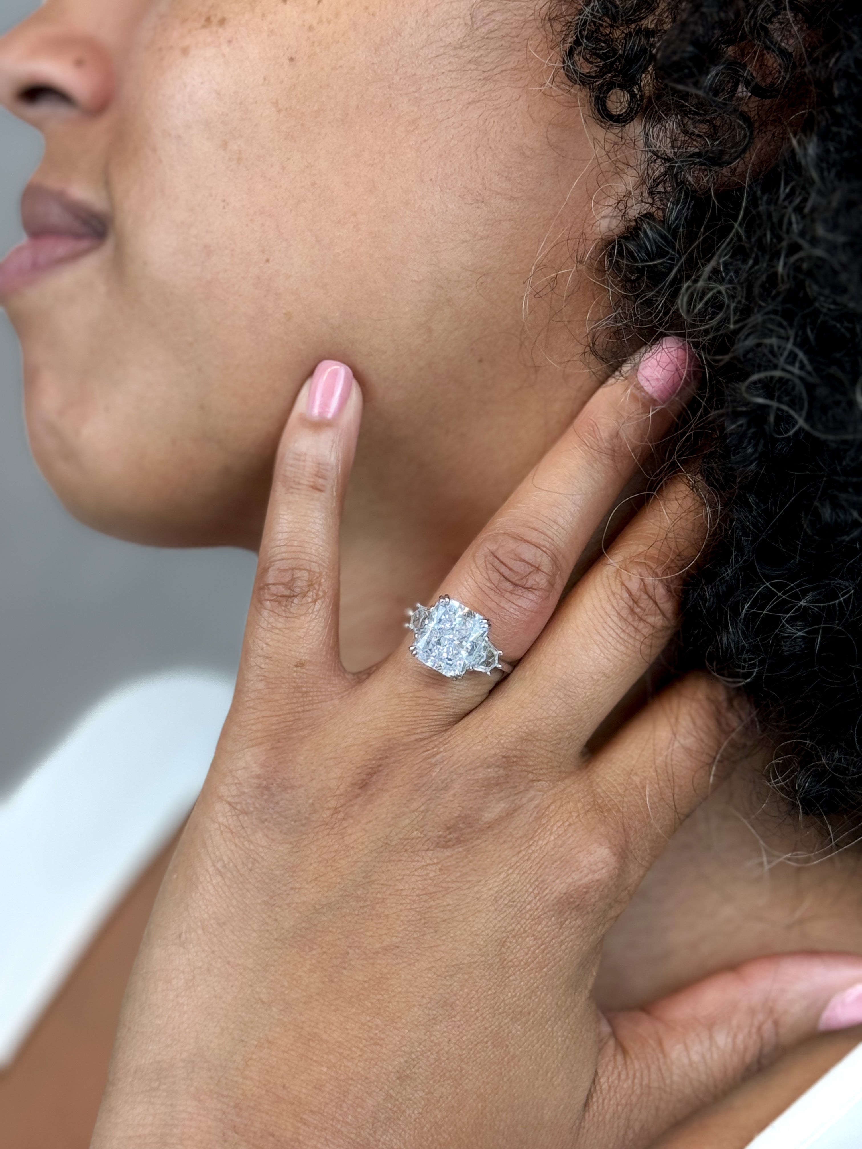 Anillo de plata de ley con talla divina